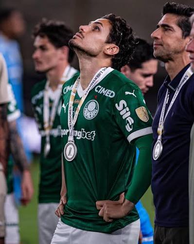 RAPHAEL SE DESPEDE DA TORCIDA  NO CT DO CLUBE E ENCAMINHA A SAÍDA